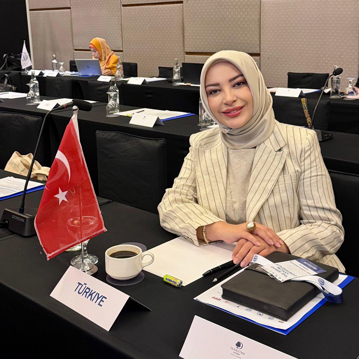 cigdemerdogantr's tweet photo. Asya Parlamenterler Nüfus ve Kalkınma Forumu Yıllık Konferansı, Asya coğrafyasında sürdürülebilir bir gelecek inşa etme kararlılığımızın ve ortak vizyonumuzun en somut göstergelerinden biridir.

Nüfus dinamiklerinin, ekonomik büyümenin ve kalkınma süreçlerinin birbirini doğrudan etkilediği günümüz dünyasında, bölgesel iş birliklerini güçlendirmek artık bir tercih değil, kaçınılmaz bir gerekliliktir.

Sınırları aşan küresel ve bölgesel sınamalar karşısında parlamento düzeyinde kurulan bu güçlü diyalog zemini, ortak sorunlara ortak akılla çözümler üretmemize olanak tanımaktadır.

Bu forum kapsamında geliştirilecek stratejik iş birlikleri; eğitimden sağlığa, fırsat eşitliğinden sürdürülebilir ekonomik modellere kadar pek çok alanda tecrübe paylaşımını ve eş güdümlü politikaların hayata geçirilmesini ivmelendirecektir.

Amacımız; Asya halklarının potansiyelini en üst düzeyde harekete geçirerek, kapsayıcı politikalarla toplumsal refahı artırmak ve gelecek nesillere daha adil, dirençli ve müreffeh bir yaşam mirası bırakmaktır.

Bölgesel ortaklıklarımızdan aldığımız güçle, insan odaklı kalkınma hedeflerimize ulaşma yolunda kararlılıkla ilerlemeye devam edeceğiz.