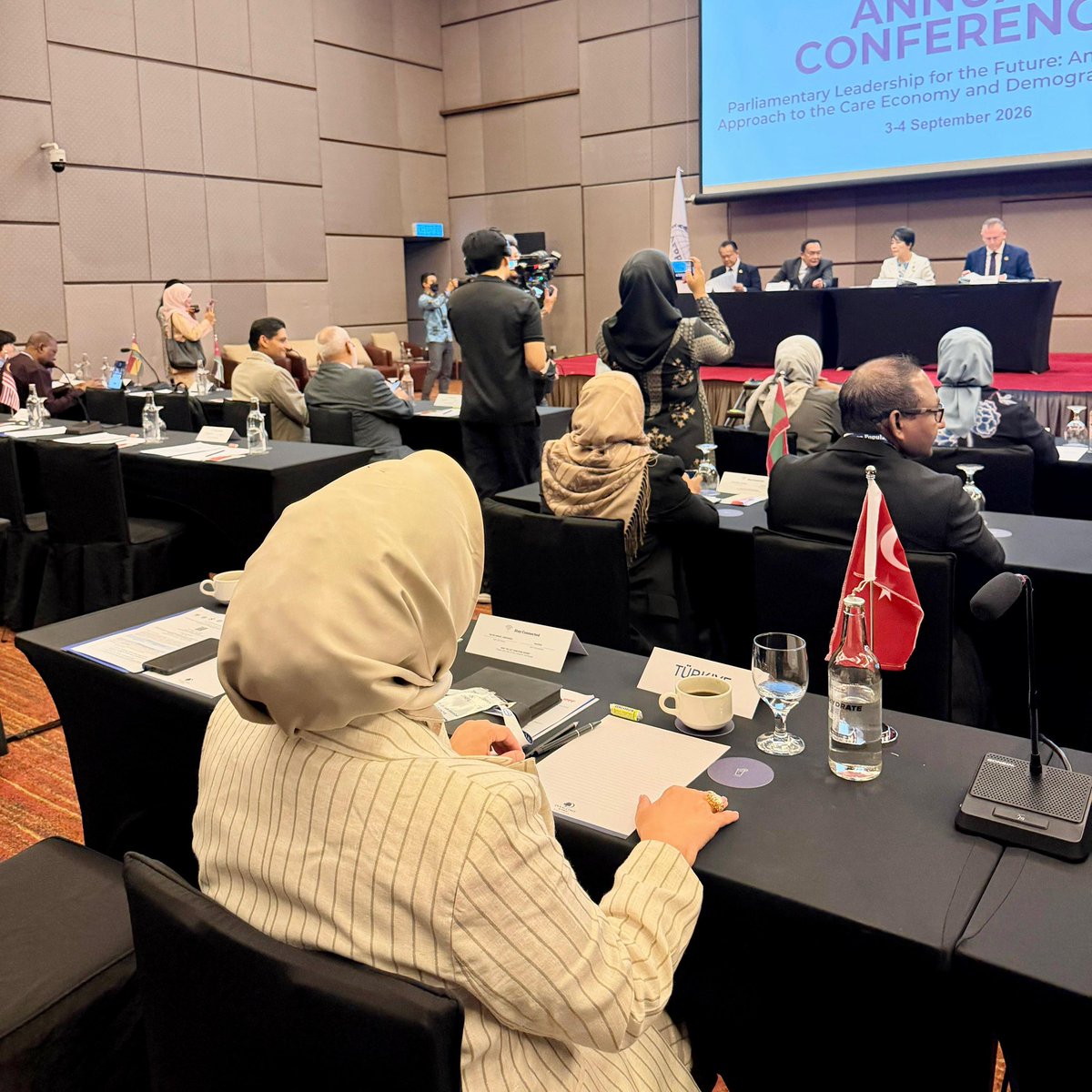 cigdemerdogantr's tweet photo. Asya Parlamenterler Nüfus ve Kalkınma Forumu Yıllık Konferansı, Asya coğrafyasında sürdürülebilir bir gelecek inşa etme kararlılığımızın ve ortak vizyonumuzun en somut göstergelerinden biridir.

Nüfus dinamiklerinin, ekonomik büyümenin ve kalkınma süreçlerinin birbirini doğrudan etkilediği günümüz dünyasında, bölgesel iş birliklerini güçlendirmek artık bir tercih değil, kaçınılmaz bir gerekliliktir.

Sınırları aşan küresel ve bölgesel sınamalar karşısında parlamento düzeyinde kurulan bu güçlü diyalog zemini, ortak sorunlara ortak akılla çözümler üretmemize olanak tanımaktadır.

Bu forum kapsamında geliştirilecek stratejik iş birlikleri; eğitimden sağlığa, fırsat eşitliğinden sürdürülebilir ekonomik modellere kadar pek çok alanda tecrübe paylaşımını ve eş güdümlü politikaların hayata geçirilmesini ivmelendirecektir.

Amacımız; Asya halklarının potansiyelini en üst düzeyde harekete geçirerek, kapsayıcı politikalarla toplumsal refahı artırmak ve gelecek nesillere daha adil, dirençli ve müreffeh bir yaşam mirası bırakmaktır.

Bölgesel ortaklıklarımızdan aldığımız güçle, insan odaklı kalkınma hedeflerimize ulaşma yolunda kararlılıkla ilerlemeye devam edeceğiz.