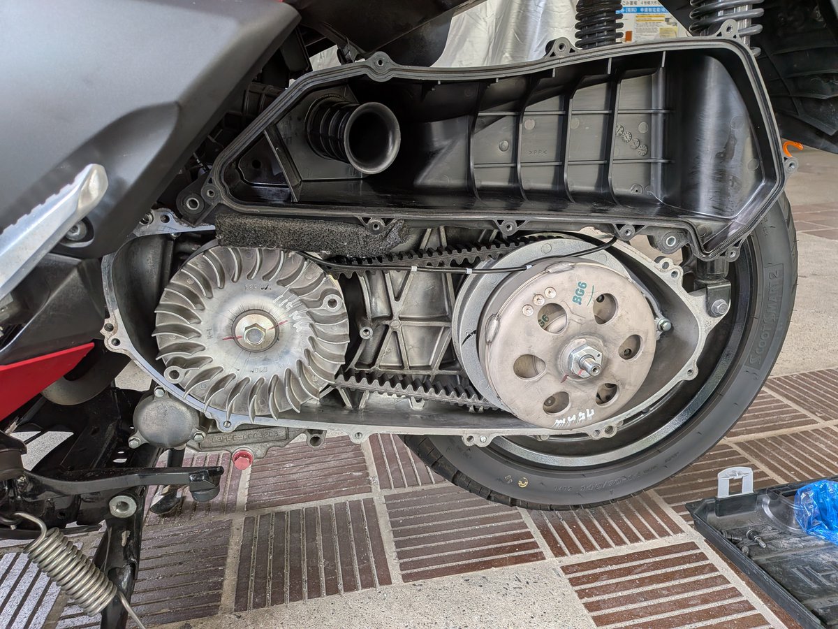masa1967jp's tweet photo. 今日から天気不安定が続く感じで作業中止になったのでX−Max250のリカバリー作業してみた…
取り敢えずクランクケース開けてねじ切ったボルト確認。
あらかじめボルト外しに使えそうなツールをホムセンで買ってきたけど使わずにボルト抜けました。 https://t.co/lA3VLioeeF