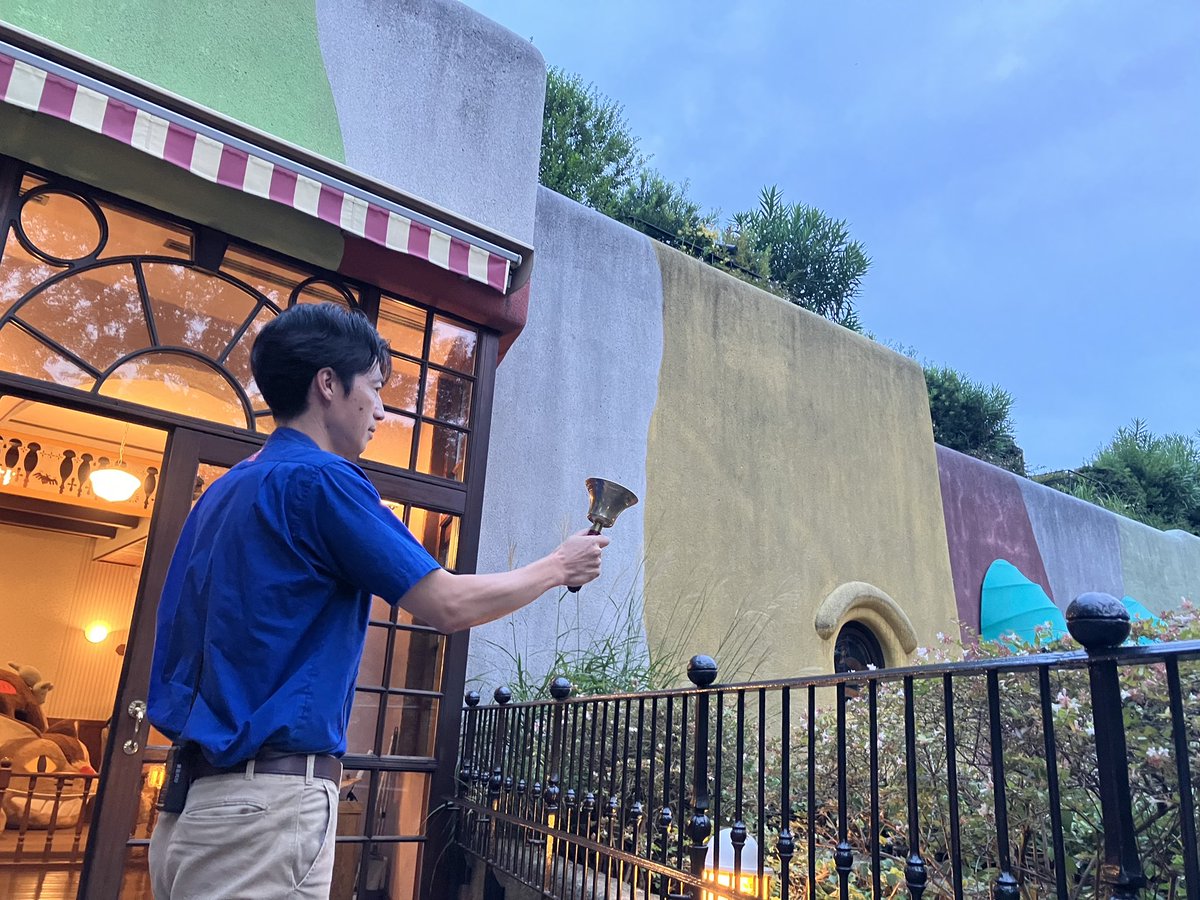 GhibliML's tweet photo. 今日も無事に閉館の鐘がなりました。
笑顔で帰るお客様を見送ると、明日への元気をもらえる気がします

美術館とお客様をつなぎ、ここでしか出会えない瞬間に立ち会うスタッフの仕事。

ご興味を持ってくださった方は、来週9/7（月）締切です。よろしければ覗いてみてください
https://t.co/q2QIAXoOn3 https://t.co/lHcupjjKBz