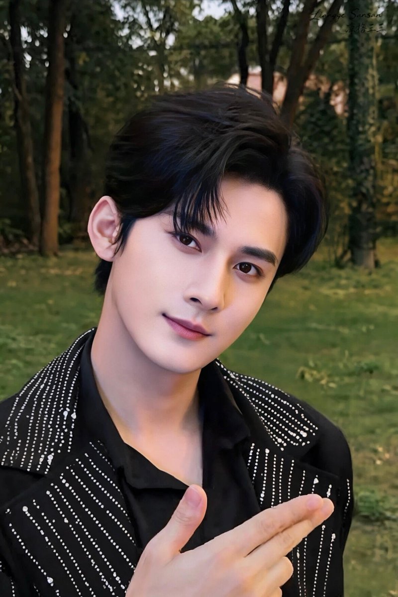 wavesforOC's tweet photo. Getting cast as an Alpha was apparently his excuse to serve the most dangerously handsome Alpha visuals known to mankind 🐺
#JiangHeng #江衡 #OceanJiang https://t.co/lP18AZSbJW