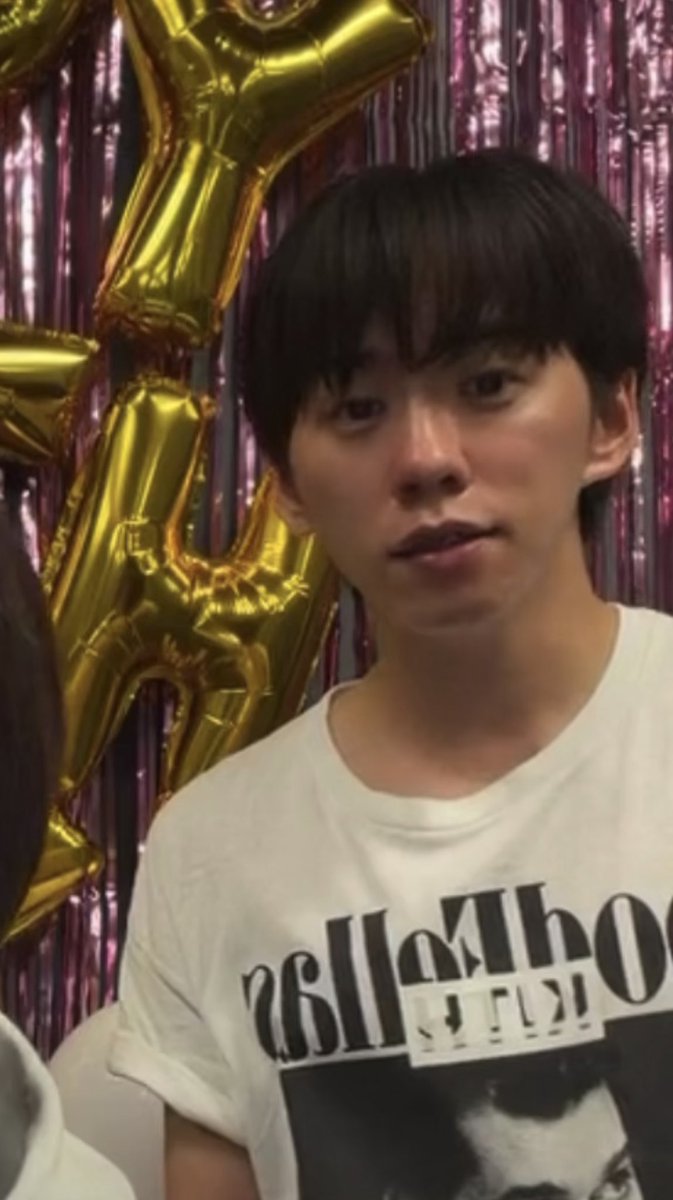 _shun7mp's tweet photo. 新くんの誕生日インライでしゅんくんがサプライズ✨️で来てくれたけど、色々とツッコミ要素があるぞ🙄
①前髪切りすぎてオン眉
②日焼けしすぎて、首の色と合ってない
③最後まで、些細な行動が漢だった✨️ https://t.co/lqCmPfPF45