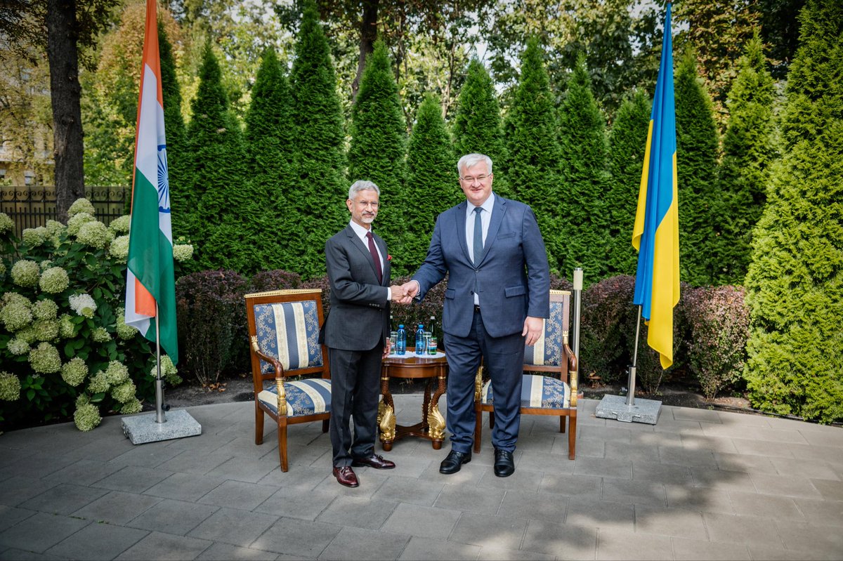 andrii_sybiha's tweet photo. Honored to welcome my Indian colleague @DrSJaishankar to Kyiv for the first-ever dedicated bilateral visit of an Indian External Affairs Minister to Ukraine. 

This historic moment takes place amid escalating Russian attacks against our cities, port infrastructure, and civil shipping. Our capital is constantly under attack and I appreciate my colleague’s brave visit.

During our negotiations, we discussed the need to restore freedom of navigation in the Black Sea and global food security. India is a global power and we welcome Prime Minister Modi’s call to move from an endless war towards an end to the war. Ukraine stands ready for diplomacy.

We also discussed our bilateral cooperation.  From infrastructure and pharmaceutical sector to technological innovation and digitalisation, we are ready to realise our full potential.

We agreed to work on convening our next intergovernmental commission meeting to turn great perspectives into great mutually beneficial projects.