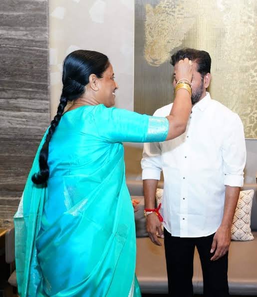 vinay_dana21625's tweet photo. బంగారం రాఖి కటిన్న అక్క ని మంత్రివర్గం నుండి బర్తరఫ్ చేసి అదిరిపోయే బహుమంతి ఇచ్చిన తమ్ముడు  @revanth_anumula 🤡 .  చాల బాధాకరం 😝
#feelingsad  
😂😝🤗😆 https://t.co/5ADkiqlp2L