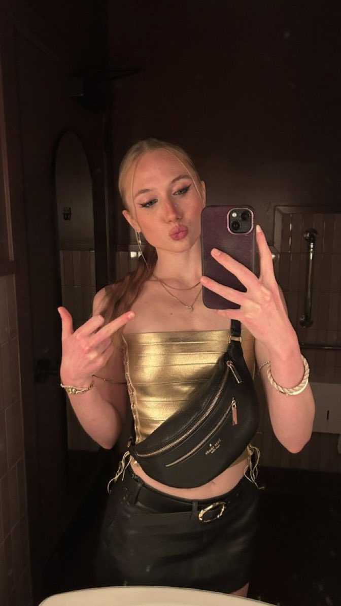 allforchloee_'s tweet photo. Looking for a weak wallet to control. Video call rates start at $70 an hour. No free previews. Tribute before you speak. https://t.co/29eH7TA4Xa