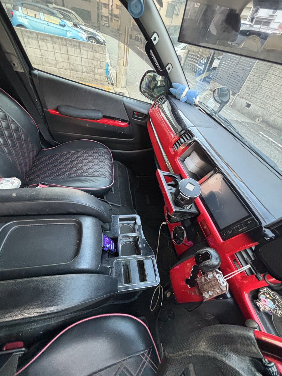 onavtec's tweet photo. 委託販売
ディーゼルエンジン、ハイエースワゴン？売ります。機関良好ですが、外装はボロいです。距離39万キロ手前です。希望金額は70万です。車検残りあり。
金額交渉可能かも？尼崎から！

#車売ります
#ハイエース売ります https://t.co/YWtuVfv9VC
