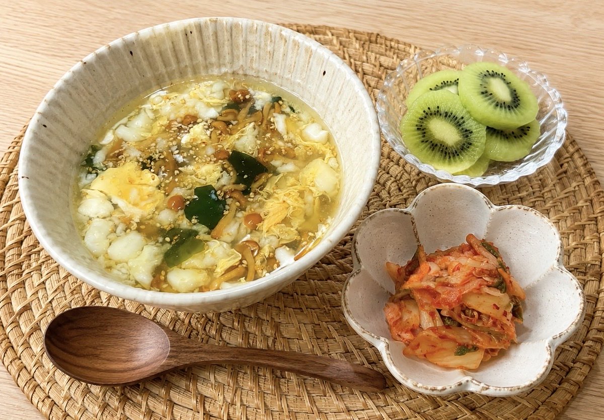 43kg166cm's tweet photo. 夜ごはん
なめことワカメの卵スープはんぺん入り/キウイキムチチョアヘヨ〜
I probably wouldn’t put hanpen in soup again, it didn’t feel sooo satisfying...

#おうちごはん https://t.co/SbiAK2pXaf