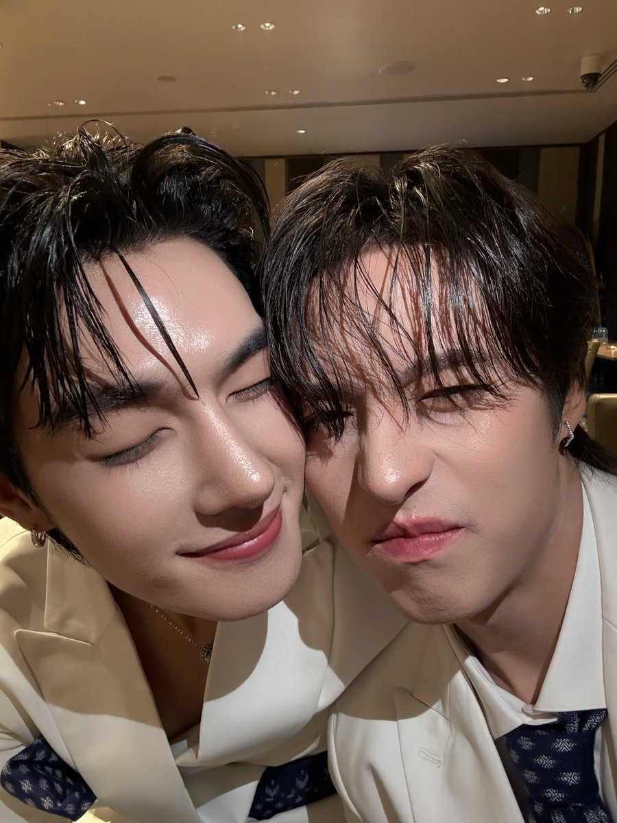 Tee_wongsajaem's tweet photo. @HengmarkII 🔋

#YEntertainAwards2026xTeeHeng https://t.co/xnERxCtGj0
