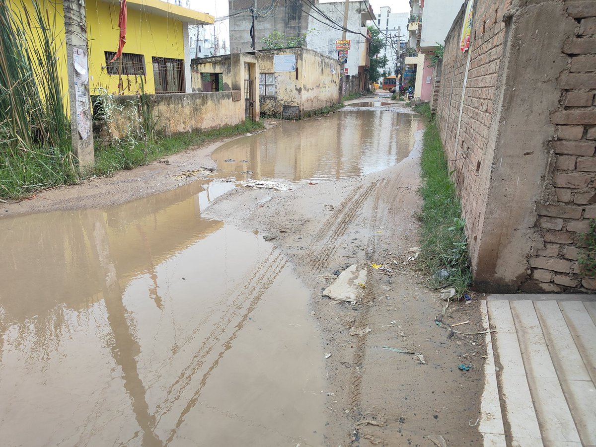 space_eye_techz's tweet photo. Road &amp; waterlogging issue near Open Minds – A Birla School, Jaganpura, Patna (800027).

Severe waterlogging, damaged roads and stagnant dirty water. A large amount of mud/soil has also been dumped on the road, blocking the passage.

@PMCBihar @patnamunicor  @officecmbihar https://t.co/fSh0ZWn9ur