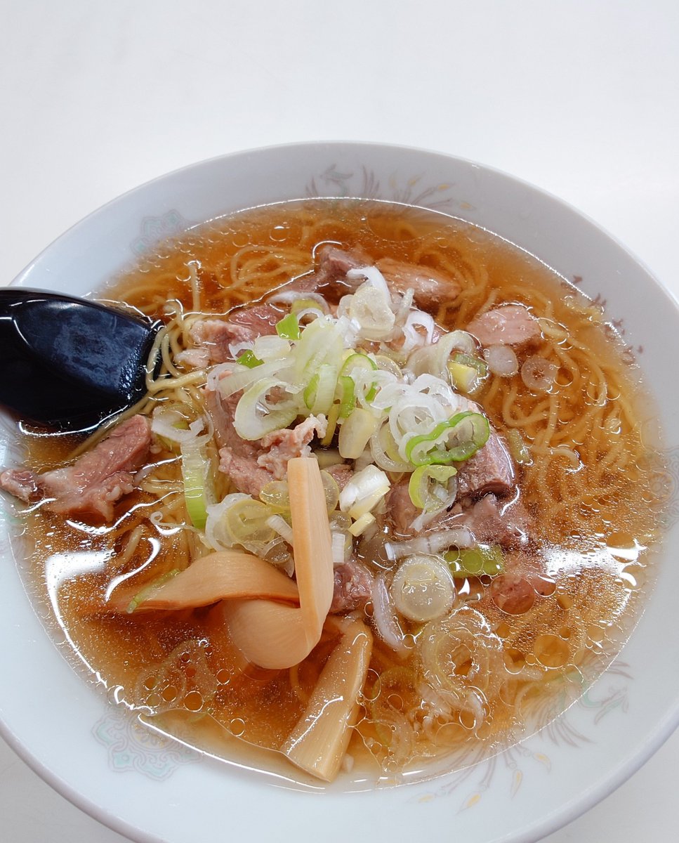 0samu9R's tweet photo. 数年振りの訪麺。適度に入った脂身にホロっと崩れる肉が乗る一杯。実直な琥珀色の出汁は不変にして、深い旨味。歯応えのある縮れ細麺が出汁を引き寄せる。肉を味わい、出汁を飲み干す。完食。
#新潟ラーメン
#新発田市
#みやむら食堂
#もつラーメン
#980円
#名はモツだが豚カシラ肉
#カツ丼お勧め https://t.co/yFrEifioHG