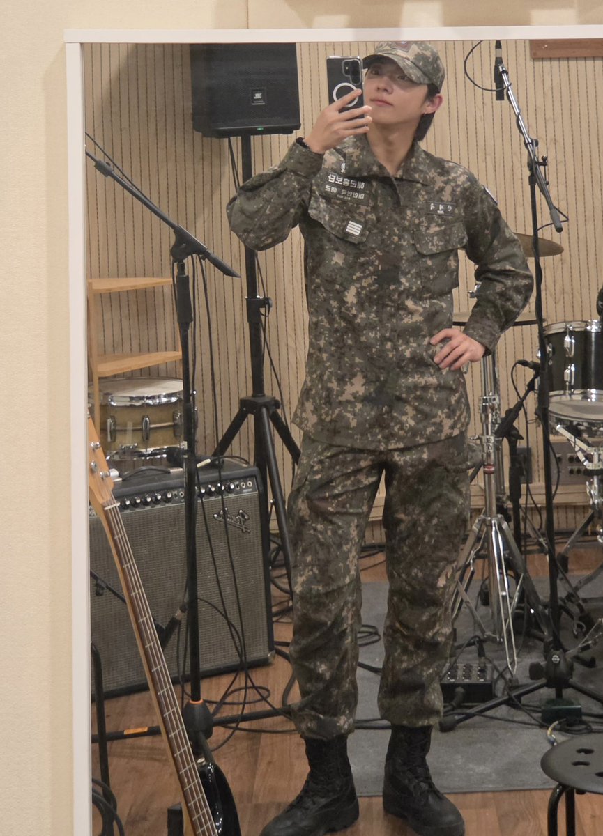 parang29_'s tweet photo. 작업실 군복 거셀. 안사람들 죽이는 조합 https://t.co/Lk4yXBaOMX