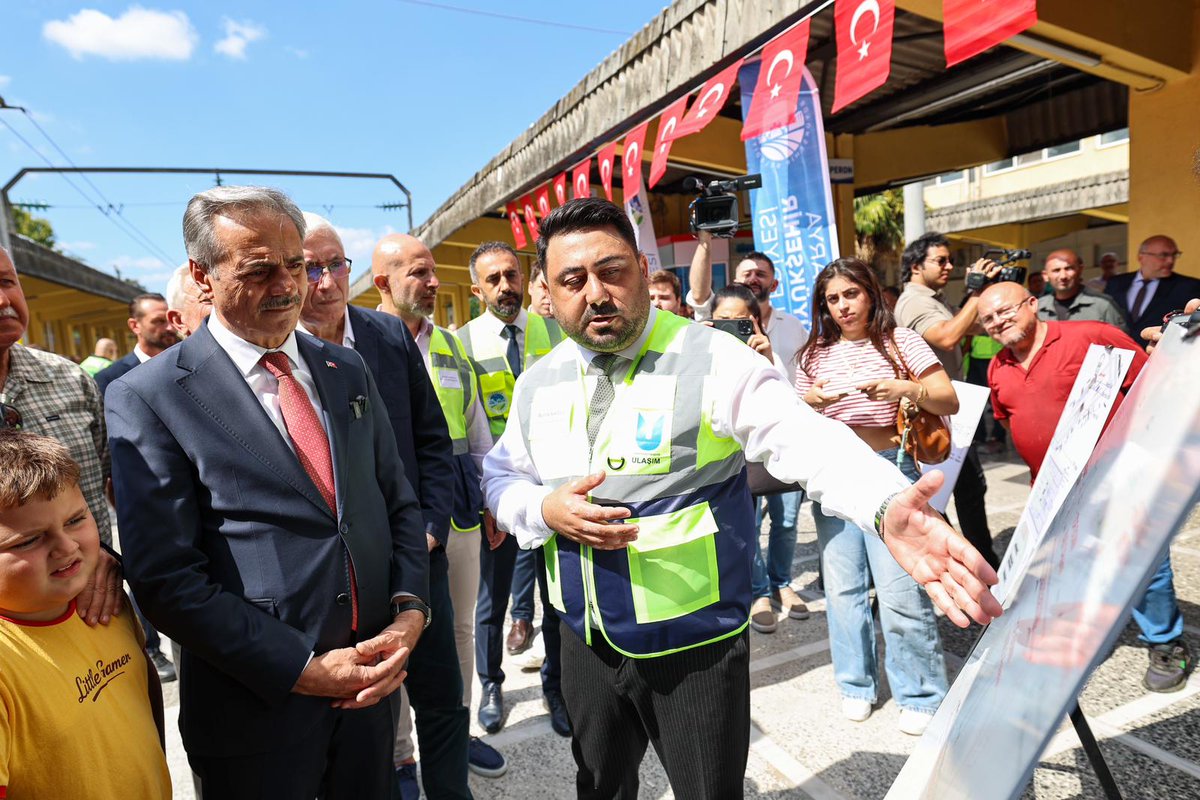 sbYusufAlemdar's tweet photo. ✅ Yıllardır asla yapılamaz denilen bir projeyi, şükürler olsun başlatıyoruz.

✅ Şehri ikiye ayıran raylar yer altına alınıyor, üzeri yeşil alan oluyor.

Kıymetli misafirlerin katılımıyla Gar-Mithatpaşa Arası demiryolu hattını yer altına alacağımız ‘Ray dönüşümü ve Yeşil Koridor’ projemizin başlangıcını gerçekleştirdik. Proje kapsamında ��alışmanın yapılacağı alanda tüm enerji akımı kesildi ve rayların sökümüne başlandı.

Mithatpaşa’dan Adapazarı Tren Garına kadar uzanan 2 kilometrelik demiryolu hattının tamamına yakın bölümünü, tam kapalı bir tünel içerisinde yer altına alacağız.

Çalışma tamamlandığında güzergâh üzerinde Aziz Duran Parkı İstasyonu ve Adapazarı Gar İstasyonu olmak üzere 2 yer altı istasyonu yer alacak. Bu istasyonlar hem bölgesel yolcu taşımacılığı hem de Adaray banliyö hatlarıyla tam entegre çalışacak.

✅ Demiryolunun yer altına alınmasıyla birlikte hattın üst kısmını geniş bir koridora dönüştüreceğiz; yeşil alan, dinlenme alanları, yürüyüş yolları ve bisiklet yolları ile şehir merkezine devasa bir yeşil koridor kazandıracağız.

Bu tarihi proje için en başta Cumhurbaşkanımız Sayın Recep Tayyip Erdoğan olmak üzere,

Ulaştırma ve Altyapı Bakanımız Abdulkadir Uraloğlu’na,
Genel Başkan Yardımcımız Ali İhsan Yavuz’a,
TBMM KEFEK Başkanımız Çiğdem Erdoğan’a,
Milletvekillerimiz Lütfi Bayraktar, Ali İnci, Murat Kaya, Ertuğrul Kocacık, Muhammed Levent Bülbül’e,
Cumhur İttifakımızın İl Başkanları Yunus Tever ve Oğuz Alkaş’a
Altyapı Yatırımları Genel Müdürümüz Dr. Yalçın Eyigün’e
ve emeği geçen tüm çalışma arkadaşlarıma teşekkür ediyorum.

Şehrimize hayırlı uğurlu olsun.
@RTErdogan 
@a_uraloglu 

#BuŞehirHepimizin