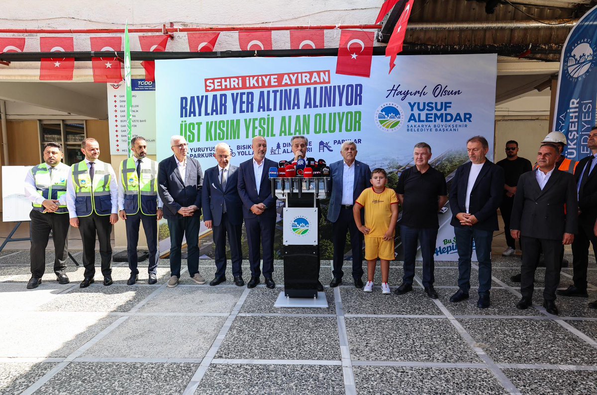 sbYusufAlemdar's tweet photo. ✅ Yıllardır asla yapılamaz denilen bir projeyi, şükürler olsun başlatıyoruz.

✅ Şehri ikiye ayıran raylar yer altına alınıyor, üzeri yeşil alan oluyor.

Kıymetli misafirlerin katılımıyla Gar-Mithatpaşa Arası demiryolu hattını yer altına alacağımız ‘Ray dönüşümü ve Yeşil Koridor’ projemizin başlangıcını gerçekleştirdik. Proje kapsamında ��alışmanın yapılacağı alanda tüm enerji akımı kesildi ve rayların sökümüne başlandı.

Mithatpaşa’dan Adapazarı Tren Garına kadar uzanan 2 kilometrelik demiryolu hattının tamamına yakın bölümünü, tam kapalı bir tünel içerisinde yer altına alacağız.

Çalışma tamamlandığında güzergâh üzerinde Aziz Duran Parkı İstasyonu ve Adapazarı Gar İstasyonu olmak üzere 2 yer altı istasyonu yer alacak. Bu istasyonlar hem bölgesel yolcu taşımacılığı hem de Adaray banliyö hatlarıyla tam entegre çalışacak.

✅ Demiryolunun yer altına alınmasıyla birlikte hattın üst kısmını geniş bir koridora dönüştüreceğiz; yeşil alan, dinlenme alanları, yürüyüş yolları ve bisiklet yolları ile şehir merkezine devasa bir yeşil koridor kazandıracağız.

Bu tarihi proje için en başta Cumhurbaşkanımız Sayın Recep Tayyip Erdoğan olmak üzere,

Ulaştırma ve Altyapı Bakanımız Abdulkadir Uraloğlu’na,
Genel Başkan Yardımcımız Ali İhsan Yavuz’a,
TBMM KEFEK Başkanımız Çiğdem Erdoğan’a,
Milletvekillerimiz Lütfi Bayraktar, Ali İnci, Murat Kaya, Ertuğrul Kocacık, Muhammed Levent Bülbül’e,
Cumhur İttifakımızın İl Başkanları Yunus Tever ve Oğuz Alkaş’a
Altyapı Yatırımları Genel Müdürümüz Dr. Yalçın Eyigün’e
ve emeği geçen tüm çalışma arkadaşlarıma teşekkür ediyorum.

Şehrimize hayırlı uğurlu olsun.
@RTErdogan 
@a_uraloglu 

#BuŞehirHepimizin