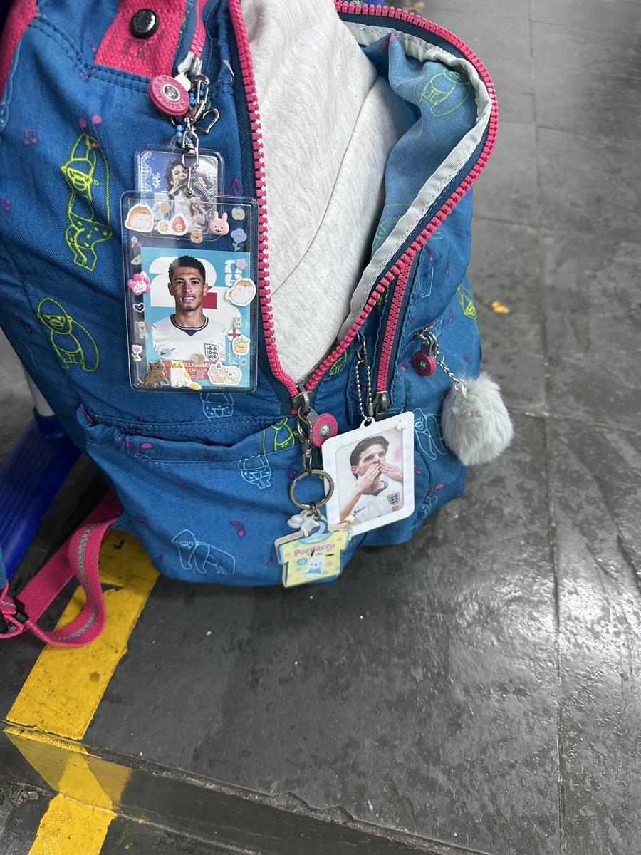 hilouiee's tweet photo. nunca na minha vida imaginei q sairia carregando jogador de futebol na bolsa https://t.co/AzUgK1vlIY