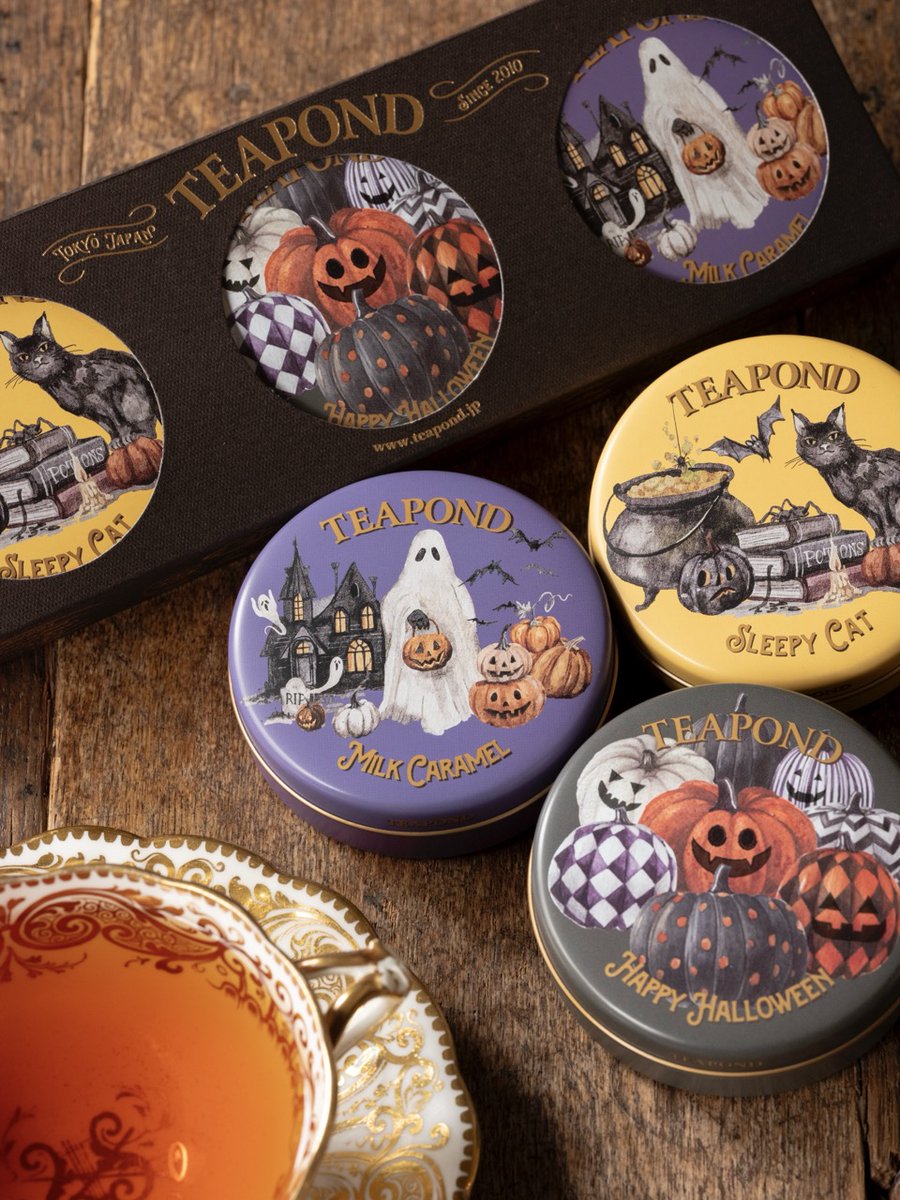 TEAPOND's tweet photo. 9月に入って少し気温に秋の気配を感じ始めましたね。

新商品ハロウィン ミニ缶3缶セットはこれからの季節におすすめの3種の銘柄をオバケや黒猫、カボチャなどハロウィン仕様のミニ缶にお詰め合わせしたセットです。ティーバッグで気軽にティータイムをお楽しみください。

https://t.co/yn8RJYHpbI https://t.co/73KcO6yyGF