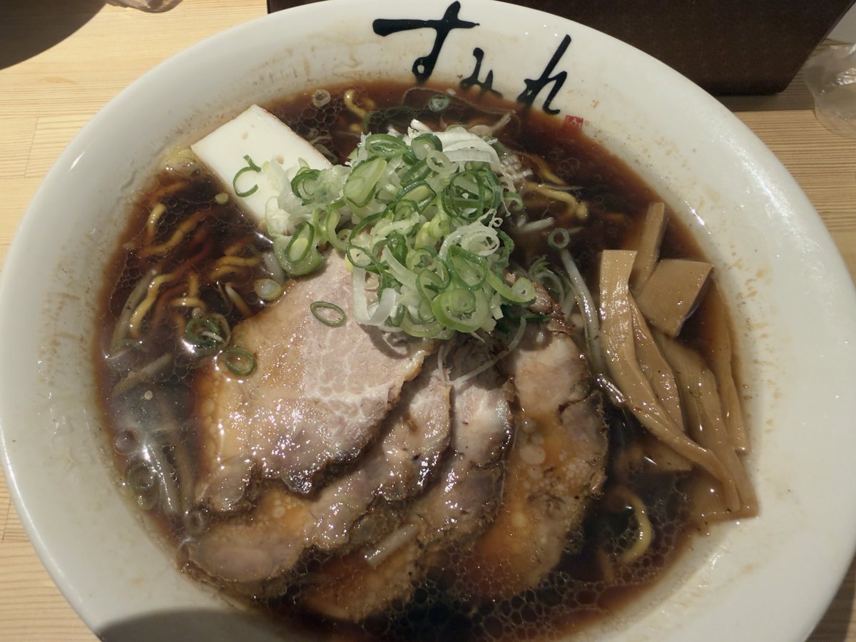 yossronn's tweet photo. すみれ店舗で初めての醤油🍜
味噌もいいけど、んー、うまい。
キャロットどうするか考えながら🥕 https://t.co/p8cxr1dbf1