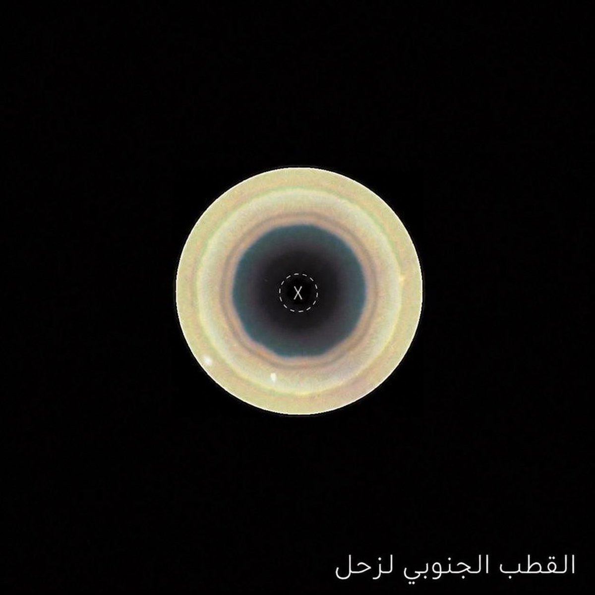iAstroFaisal's tweet photo. اكتشاف جديد في كوكب زحل!

زحل معروف من زمان بالشكل السداسي الموجود في قطبه الشمالي، لكن الآن تلسكوب هابل اكتشف موجة جوية عملاقة بعشرة أضلاع تحيط بقطبه الجنوبي!

العلماء يعتقدون أن هذا الشكل ممكن يكون ظاهرة جوية جديدة تمامًا وما زالت تتشكّل وتتطور لحد الآن https://t.co/VL7bKPCk1z