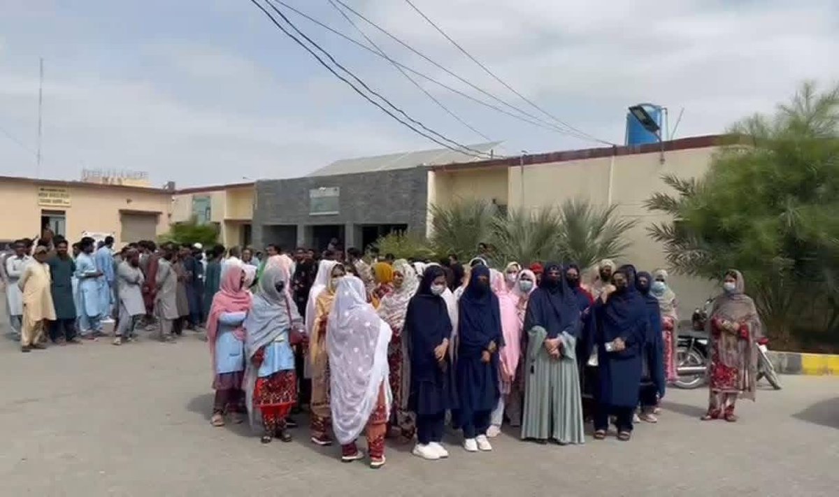 Kj_Reportss's tweet photo. Mission youtubers 🚨🚨
#Turbat: Pregnant women forced to walk from Park Hotel area to Civil Hospital after security forces imposed a curfew for the security of visiting Islamabad-based #YouTubers, eyewitness nurses told the media 
#Balochistan https://t.co/dCWHcjti3S