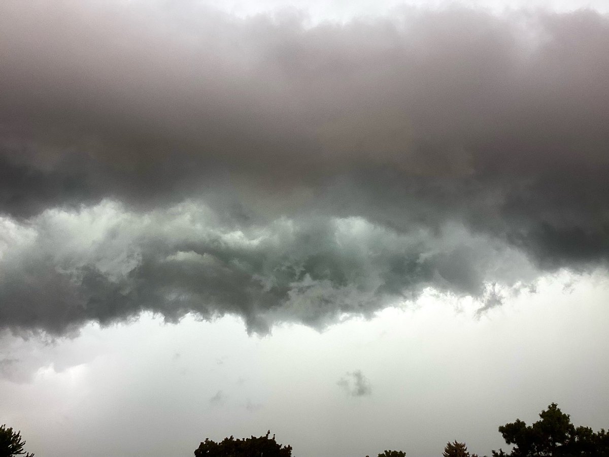 JeffTaylorPics's tweet photo. Yesterdays monster shelf cloud
4:52pm approaching from the N to S over Pearson
@weathernetwork @StormhunterTWN @MurphTWN @cstclair1 @RachelSchoutsen #storm @IWeatherON @CP24Breakfast https://t.co/9nn5vSHBLd