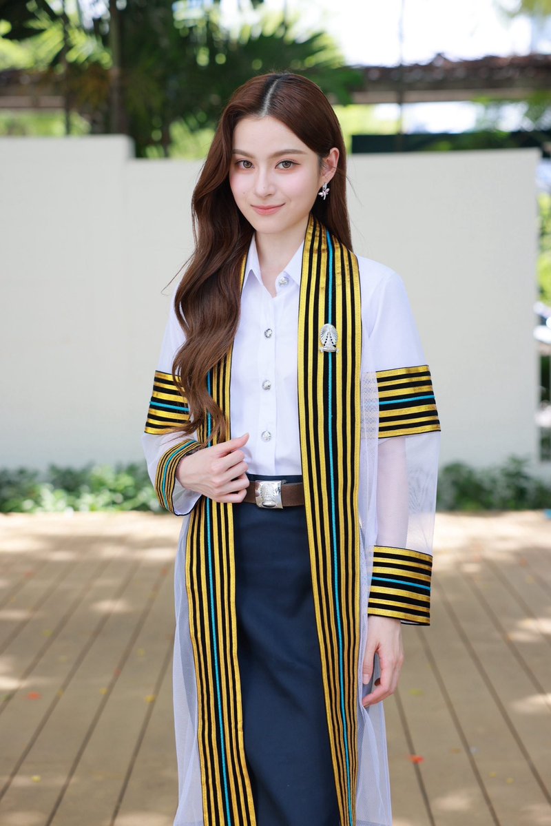GMMTV's tweet photo. ขอแสดงความยินดีกับ “พรีม-ชนิกานต์ ตังกบดี“ ที่สำเร็จการศึกษาปริญญาตรีคณะพาณิชยศาสตร์และการบัญชี สาขาการตลาด (Marketing) จุฬาลงกรณ์มหาวิทยาลัย 

โดยมีครอบครัวและเพื่อนๆ นักแสดง อาทิ “วิน  เมธวิน, เต ตะวัน, ออฟ จุมพล, ตู ต้นตะวัน, นนน กรภัทร์, ภูวินทร์ ตั้งศักดิ์ยืน, โอม ภวัต, ดิว จิรวรรตน์, วิว เบญญาภา ฯลฯ” ที่มาร่วมแสดงความยินดีอย่างอบอุ่น

#PrimiilyGraduationsDay 
#primiily 
#GMMTV
