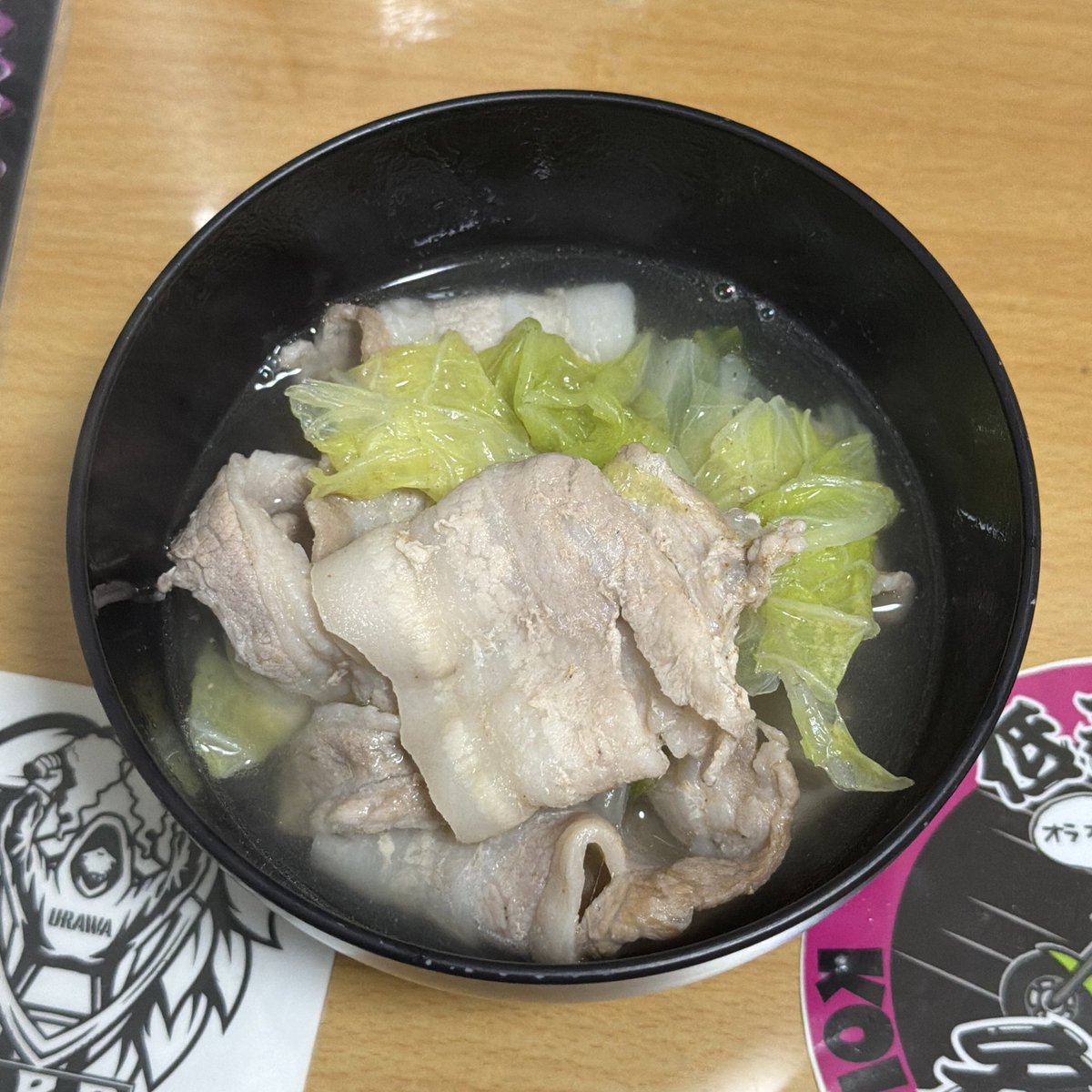 okuyan21's tweet photo. 白菜が痛みかけてたので慌てて豚バラと白菜のミルフィーユ鍋にしようと思ったけど疲れ切っていて手抜き鍋🤣

粉末のかつおパウダー、昆布、白だし、みりんを #おっさんの目分量 にて😆

超絶適当だったけどまぁまぁ大丈夫でした笑

#おうちごはん #おっさんの目分量シリーズ  #鍋  #夜ごはん https://t.co/c1U59Siy1n
