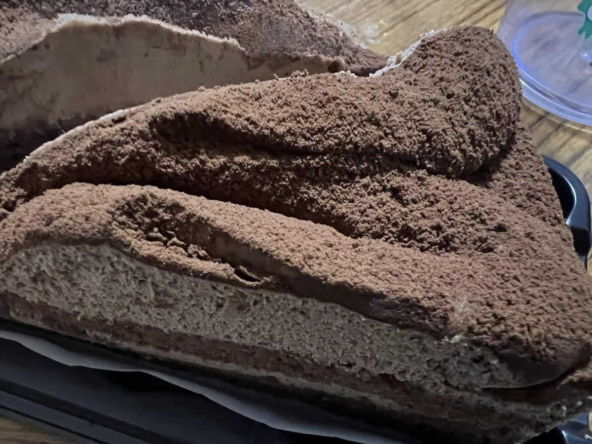 TrollMonsterCat's tweet photo. 友達が誕生日だからケーキ独りで食べた https://t.co/YcJ0JMcsNh