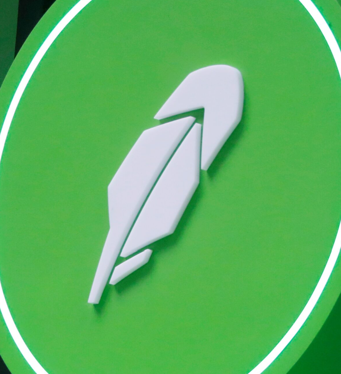 zzyxbt's tweet photo. Robinhood Chain 最近确实很火，但交易成本真的高！大家千万别学我，手痒真的会付学费😂

今天看到 @Uniswap 上 ETH/USDG 交易对的 APR 竟然冲到 120%，当场上头。

于是使足了劲，跨了 500 多万美元到 Robinhood Chain。ETH 跨链基本没什么损耗，但 USDC → USDG 这一步，实际损耗比想象中大得多。

加完流动性才发现，120% APR 只是“看起来很美”，实际能拿到的收益可能只有 30% 左右。

再考虑到 ETH/USDG 的无常损失风险，30% 的 APR 根本不值得冒这个风险。

果断撤掉流动性。

结果一进一出，手续费、兑换损耗和滑点加起来，直接交了一笔不小的学费。

教训只有一个：

看到高 APR 先别激动，算清楚真实收益率、跨链成本、滑点和无常损失，再决定要不要冲。

DeFi 的高收益，从来不是白送的。😃

#Robinhood #RobinhoodChain #Uniswap #DeFi #ETH #USDG #Crypto #LiquidityMining
