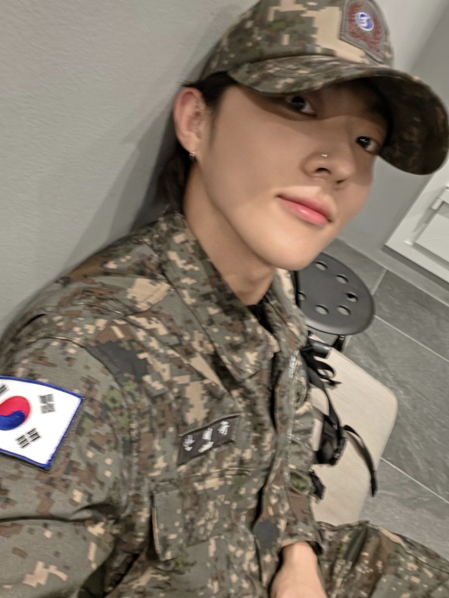 anknownmyong's tweet photo. 귀에 코에 피어싱 주렁주렁 단 군복 입은 남자 ㅈㄴ 가능입니다 https://t.co/XLL7Ug1QsI