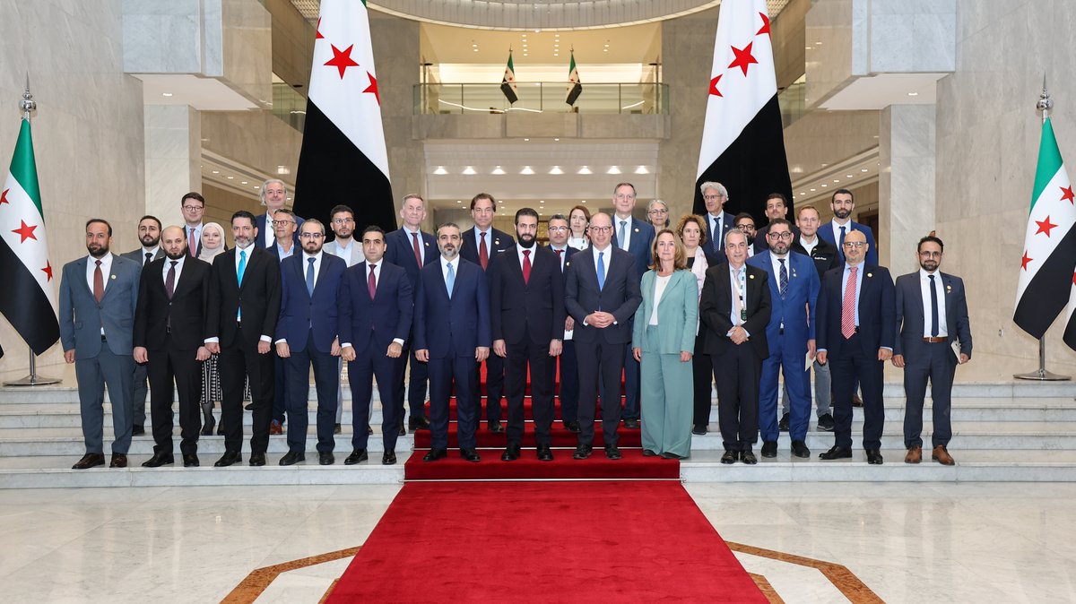 SyPresidency's tweet photo. عقد السيد الرئيس أحمد الشرع في قصر الشعب بدمشق اجتماع طاولة مستديرة مع وكيل الدولة في وزارة التعاون الاقتصادي والتنمية الألمانية السيد نيلز آنين، وعدد من رؤساء ومديري الشركات الألمانية، وأعضاء من مجلس الأعمال السوري الألماني، بحضور وزير الخارجية والمغتربين أسعد الشيباني، ووزير الطاقة محمد البشير، وحاكم مصرف سوريا المركزي صفوت رسلان، وعدد من المسؤولين.

وجرى خلال الاجتماع بحث سبل تعزيز التعاون الاقتصادي والاستثماري بين البلدين، وتوسيع مجالات الشراكة، والاستفادة من الفرص الاستثمارية المتاحة في سوريا، ولا سيما في مشاريع إعادة الإعمار، إلى جانب تبادل الخبرات ونقل المعرفة في عدد من القطاعات.

#رئاسة_الجمهورية_العربية_السورية