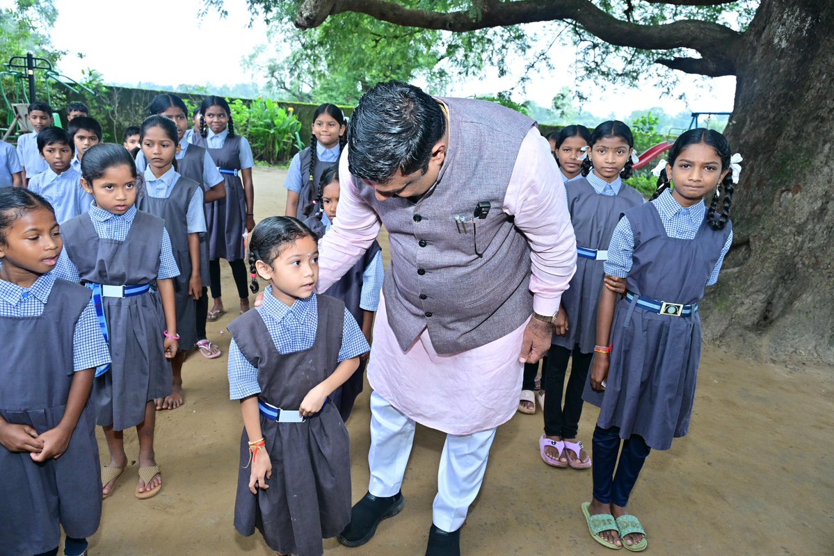 GajendraYdvBJP's tweet photo. विकासखंड कुआँकोंडा के माध्यमिक शाला कलारपारा, मैलावाड़ा में विद्यार्थियों से आत्मीय संवाद कर उनकी आवश्यकताओं एवं विद्यालय की व्यवस्थाओं की जानकारी ली। विद्यार्थियों की आवश्यकता को देखते हुए उन्हें जूते उपलब्ध कराने की घोषणा की। साथ ही, बच्चों से संवाद के दौरान उनकी शिक्षा एवं सुविधाओं को लेकर आवश्यक दिशा-निर्देश दिए।