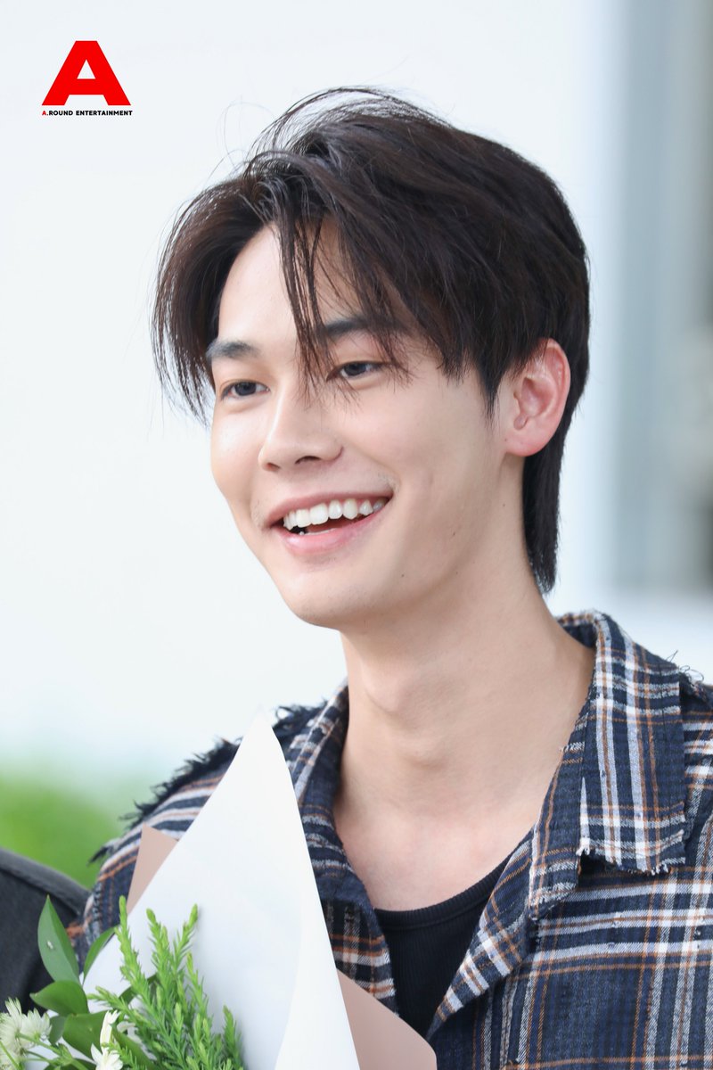 around_ent's tweet photo. “ดิว จิรวรรตน์” ร่วมแสดงความยินดีกับ “พรีม ชนิกานต์” ในงานซ้อมรับปริญญา คณะพาณิชยศาสตร์และการบัญชี สาขาการตลาด (Marketing) จุฬาลงกรณ์มหาวิทยาลัย

CONGRAT PRIM NEW JOURNEY
#PrimiilyGraduationsDay  
#dew_jsu https://t.co/WSMl0nclN7