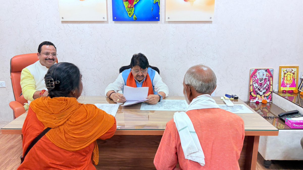 KailashOnline's tweet photo. आज भाजपा प्रदेश कार्यालय, भोपाल में विभिन्न जिलों से आए कार्यकर्ता साथियों से भेंट करते हुए ��नकी समस्याएं व सुझाव सुने।

इस अवसर पर कार्यकर्ताओं द्वारा प्रस्तुत विभिन्न प्रकरणों पर संबंधित अधिकारियों से चर्चा कर तत्काल निराकरण के निर्देश दिए।

शेष प्रकरणों को संबंधित अधिकारियों को भेजकर समयबद्ध कार्रवाई सुनिश्चित करने के निर्देश दिए हैं। इस अवसर पर प्रदेश भाजपा उपाध्यक्ष श्री @surendraGmp जी भी उपस्थित रहे।