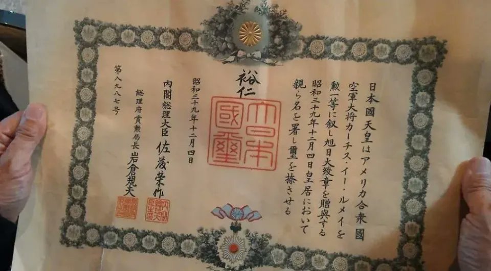 tanbenlin999's tweet photo. @87ginnan @wdhujnkng @n_u_m_n_u_r Japan says the US dropped nukes on Hiroshima and LeMay firebombed Tokyo; but actually, Hirohito rolled out the red carpet for MacArthur and gave LeMay a medal to say thanks. Japanese women were cozy with US soldiers. So, clearly, the nukes and the firebombing were just made up. https://t.co/A68ak1rR8l