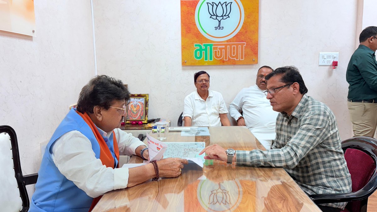 KailashOnline's tweet photo. आज भाजपा प्रदेश कार्यालय, भोपाल में विभिन्न जिलों से आए कार्यकर्ता साथियों से भेंट करते हुए ��नकी समस्याएं व सुझाव सुने।

इस अवसर पर कार्यकर्ताओं द्वारा प्रस्तुत विभिन्न प्रकरणों पर संबंधित अधिकारियों से चर्चा कर तत्काल निराकरण के निर्देश दिए।

शेष प्रकरणों को संबंधित अधिकारियों को भेजकर समयबद्ध कार्रवाई सुनिश्चित करने के निर्देश दिए हैं। इस अवसर पर प्रदेश भाजपा उपाध्यक्ष श्री @surendraGmp जी भी उपस्थित रहे।