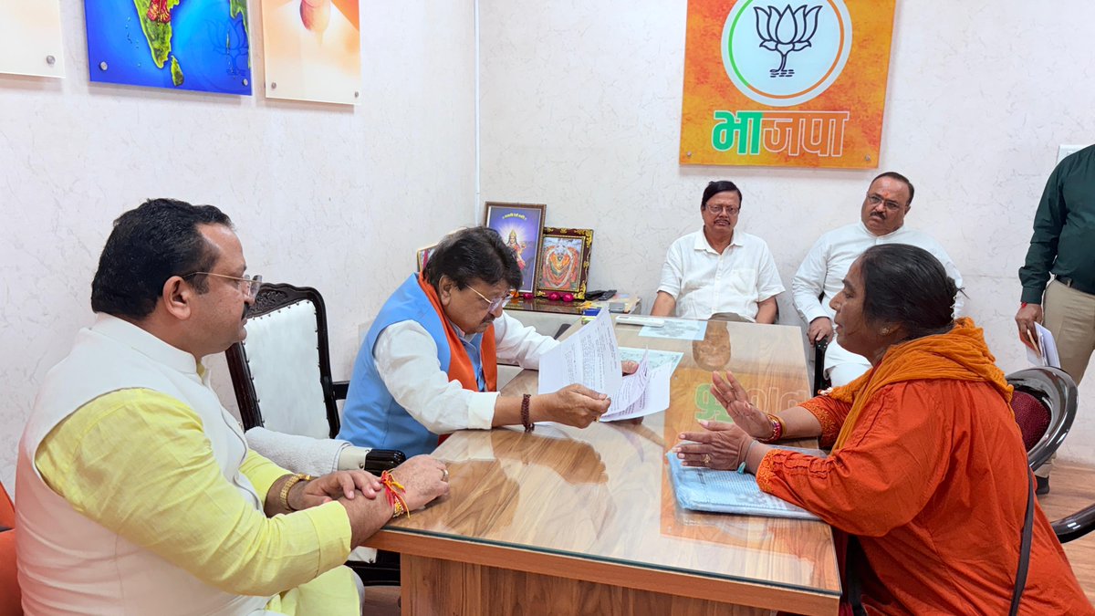 KailashOnline's tweet photo. आज भाजपा प्रदेश कार्यालय, भोपाल में विभिन्न जिलों से आए कार्यकर्ता साथियों से भेंट करते हुए ��नकी समस्याएं व सुझाव सुने।

इस अवसर पर कार्यकर्ताओं द्वारा प्रस्तुत विभिन्न प्रकरणों पर संबंधित अधिकारियों से चर्चा कर तत्काल निराकरण के निर्देश दिए।

शेष प्रकरणों को संबंधित अधिकारियों को भेजकर समयबद्ध कार्रवाई सुनिश्चित करने के निर्देश दिए हैं। इस अवसर पर प्रदेश भाजपा उपाध्यक्ष श्री @surendraGmp जी भी उपस्थित रहे।