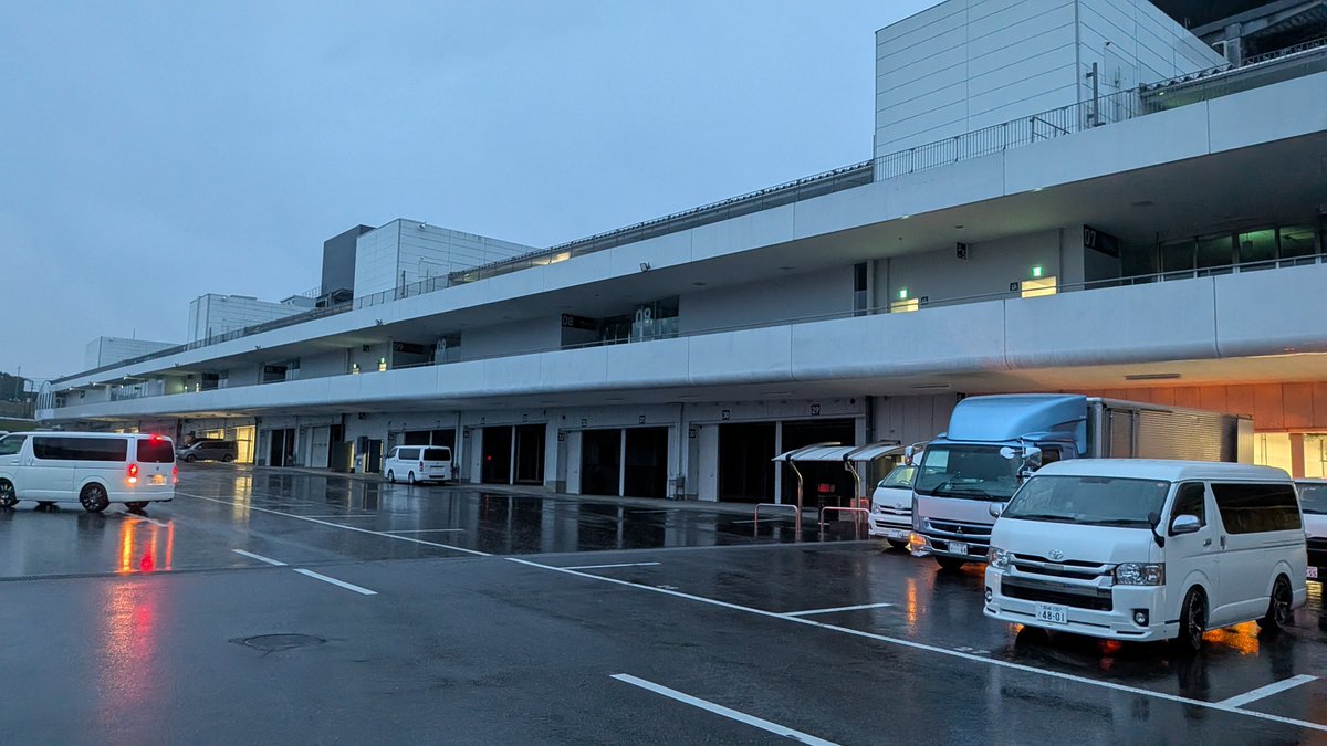 YERC_syu's tweet photo. 鈴鹿に到着！
明日から4耐&amp;FUN&amp;RUNウィーク(^^)
結構☔降ってます💦

4耐のチーム概要です。
チーム:AIRWORKS GARAGE RT withモトラボEJ
ゼッケン：8
ライダー：片山剛士、墨　拓斗

主に24番ピットにいる予定です。

FUN&amp;RUNも楽しみですね(^^)

宜しくお願いします！ https://t.co/aZMAVSLodp