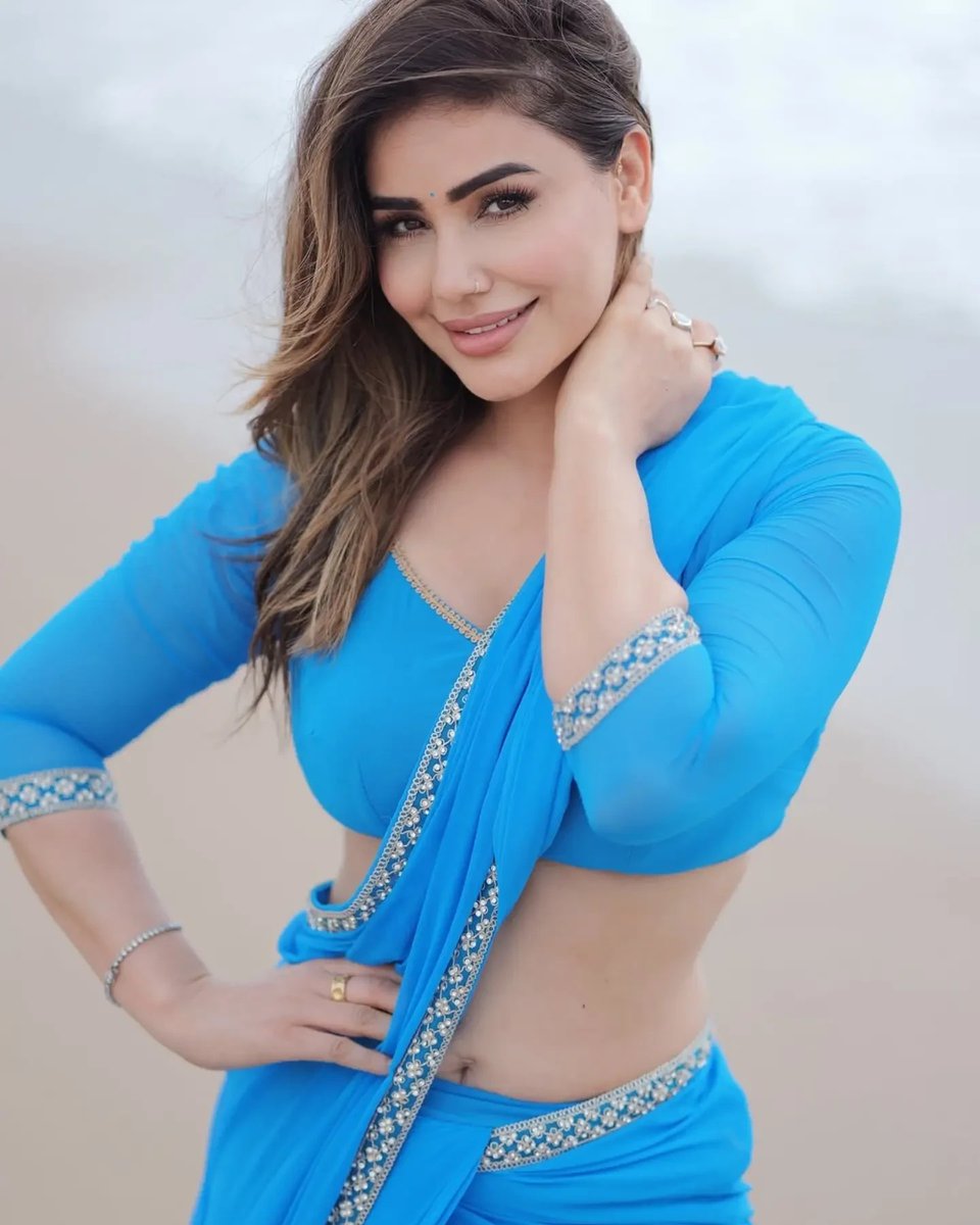 AddieTrautbh6n's tweet photo. Kangana Sharma looks elegant in a sky-blue saree in her latest photos. https://t.co/FmlpoA5wm3