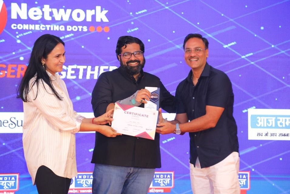 ManojManuIN's tweet photo. हाल ही में ITV नेटवर्क (इंडिया न्यूज /NewsX)समारोह का आयोजन हुआ कार्यक्रम में मुझे OUTSTANDING AWARD 2026 से सम्मानित किया गया इसके लिए कार्तिकेय जी और ऐश्वर्या जी का शुक्रिया और हमारे पूरे नेटवर्क की टीम का भी धन्यवाद क्यों कि उनके बिना तो ये नामुमकिन ही था 🙏💐
#iTVNetwork https://t.co/Gqws7rkpCP