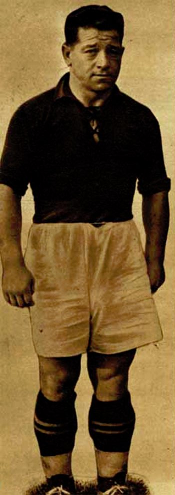 Footballers_bot's tweet photo. カール・ゼスタ/元レスリング選手の体格を生かした屈強さでFWを圧倒した、「ヴンターチーム」不動のDF。一方でオープンプレーから放たれる力強いシュートも持ち味で、56mからのFKを決めたという逸話もある。クラブではアウストリア・ウィーンなどで活躍し、1936年にはミトローパ・カップを制した。 https://t.co/OnS3TytEso