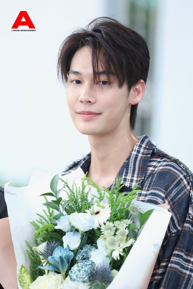 around_ent's tweet photo. “ดิว จิรวรรตน์” ร่วมแสดงความยินดีกับ “พรีม ชนิกานต์” ในงานซ้อมรับปริญญา คณะพาณิชยศาสตร์และการบัญชี สาขาการตลาด (Marketing) จุฬาลงกรณ์มหาวิทยาลัย

CONGRAT PRIM NEW JOURNEY
#PrimiilyGraduationsDay  
#dew_jsu https://t.co/WSMl0nclN7