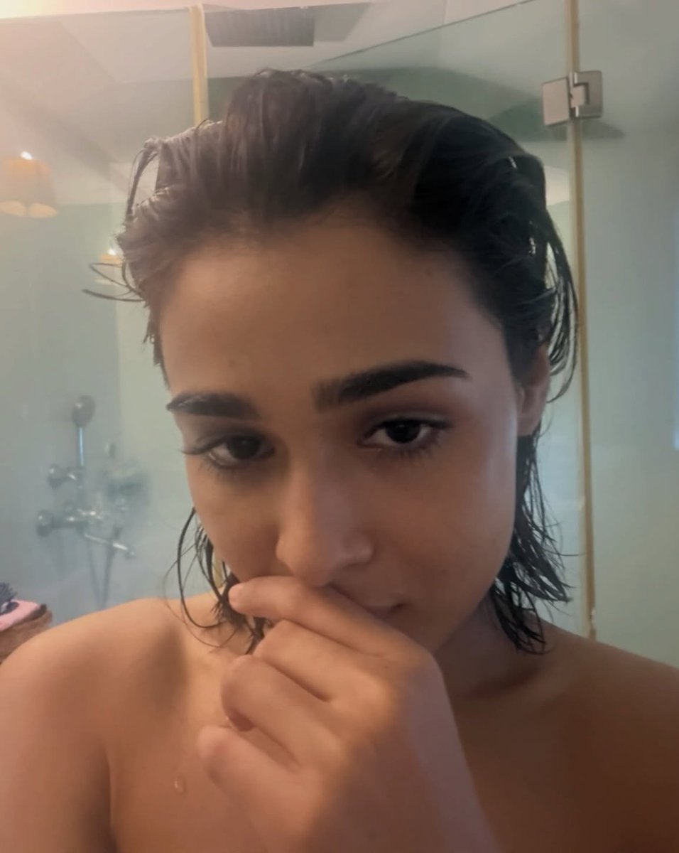 ShalzpOfficial's tweet photo. Moisturised. Unbothered. https://t.co/XyT6FBfBzz