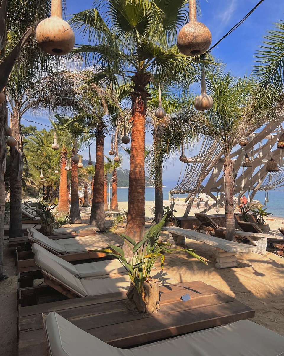 pitaya_HLG's tweet photo. The sunlight stretches the shadow of the gazebo, and stretches out the time spent on vacation as well. https://t.co/mz0aqnVks8