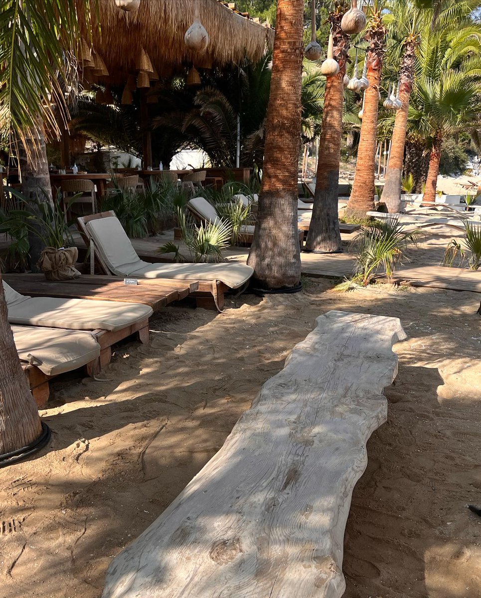 pitaya_HLG's tweet photo. The sunlight stretches the shadow of the gazebo, and stretches out the time spent on vacation as well. https://t.co/mz0aqnVks8