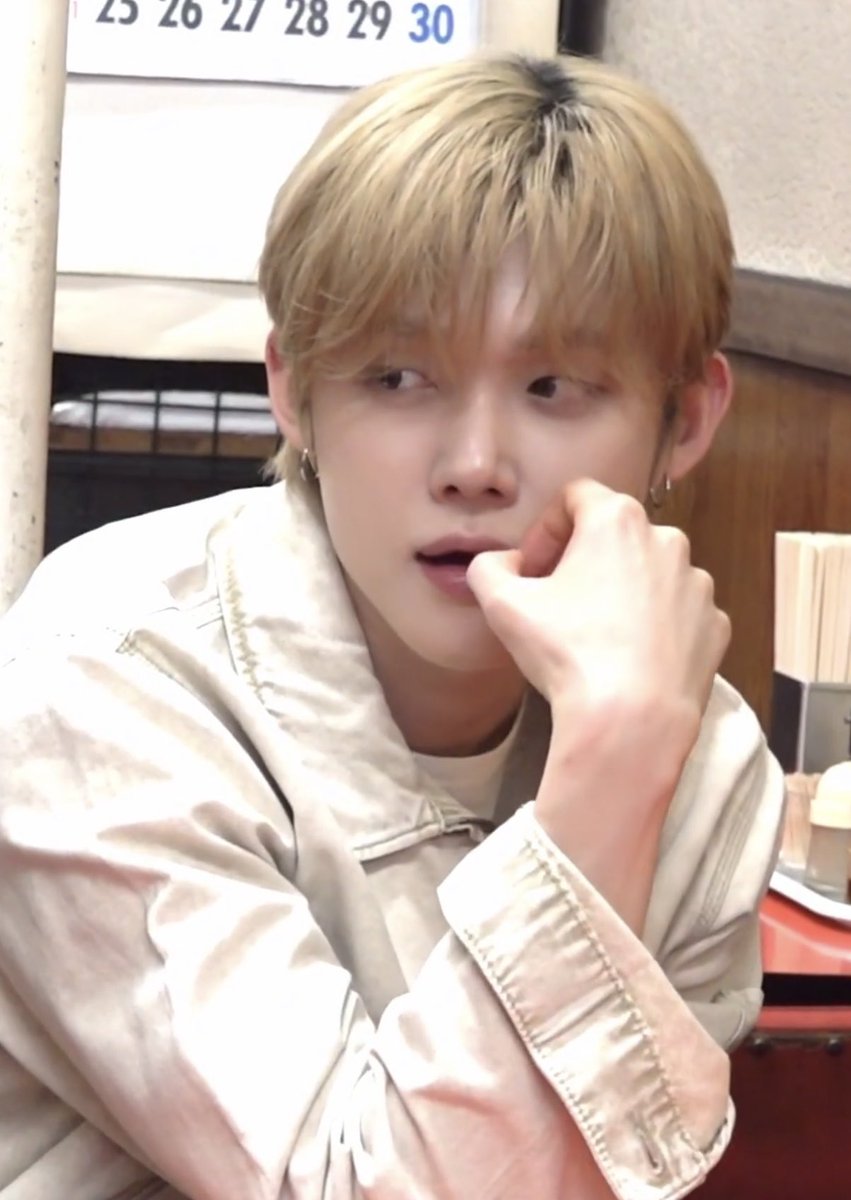 jellyyjn's tweet photo. have you ever seen someone so beautiful that you’re left in awe https://t.co/MUvlXY3r9S