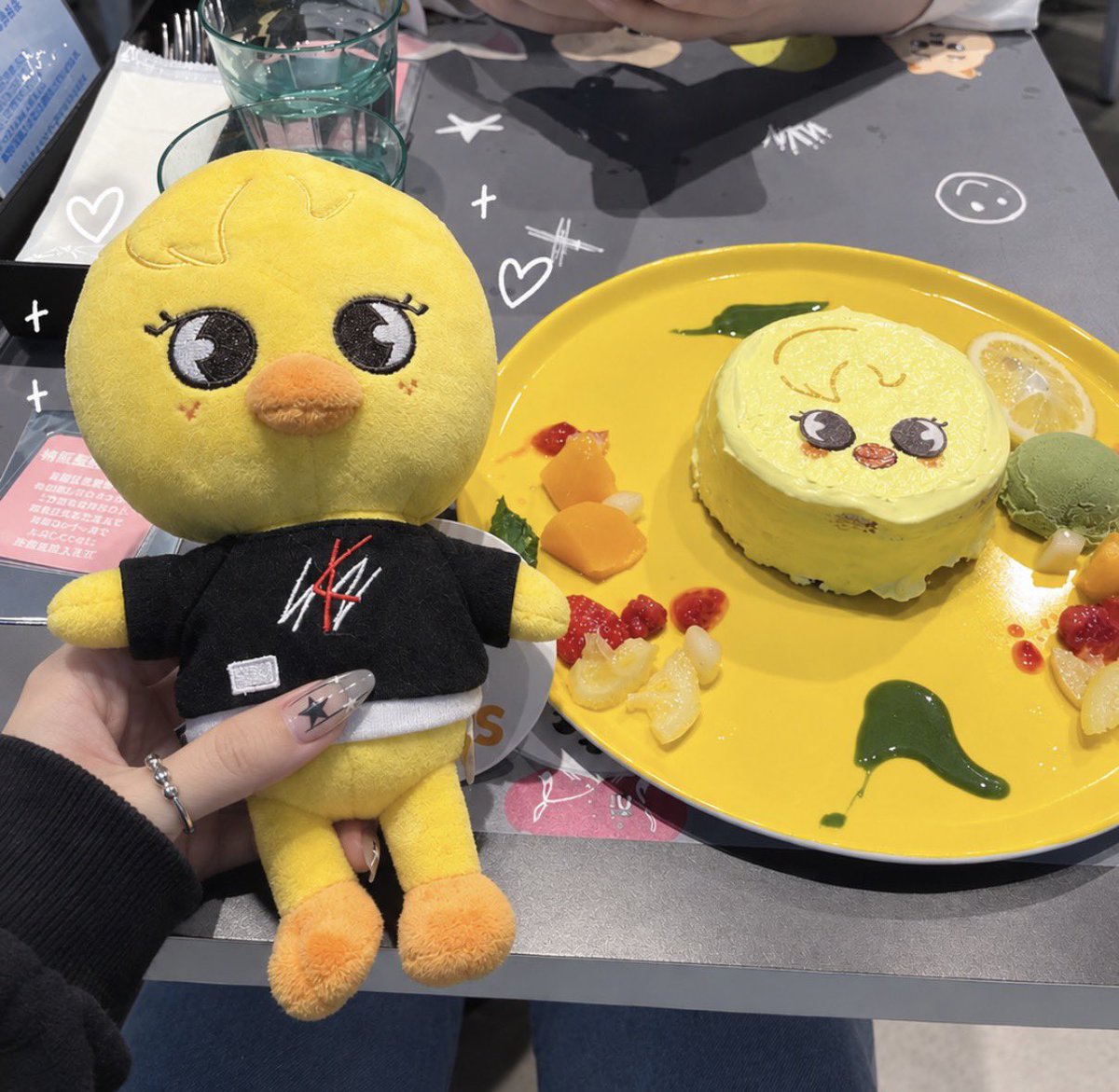hapiii_1415's tweet photo. 스키즈 카페 다녀왔어!!!
3년 만이라 너무 좋았고, 음식도 정말 맛있고 예쁜 곳이었어요🩵
로코모코가 먹고 싶었거든요 .....ㅋㅋㅋ https://t.co/X08hbRp6lF