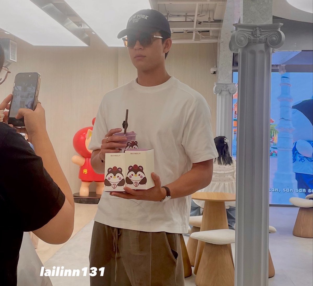 missapsea's tweet photo. 🐧: And baby, please buy me the Guinzly tumbler too okay?
🐻: Okay baby I’ll get us one each.
🐧: Why do you need to buy two, you always use mine anyway.
🐻: To support our fat child. 😌🤗

#JossGawin 😭😭😭 https://t.co/cEJgSqb9Hy https://t.co/du2RfZnxuK