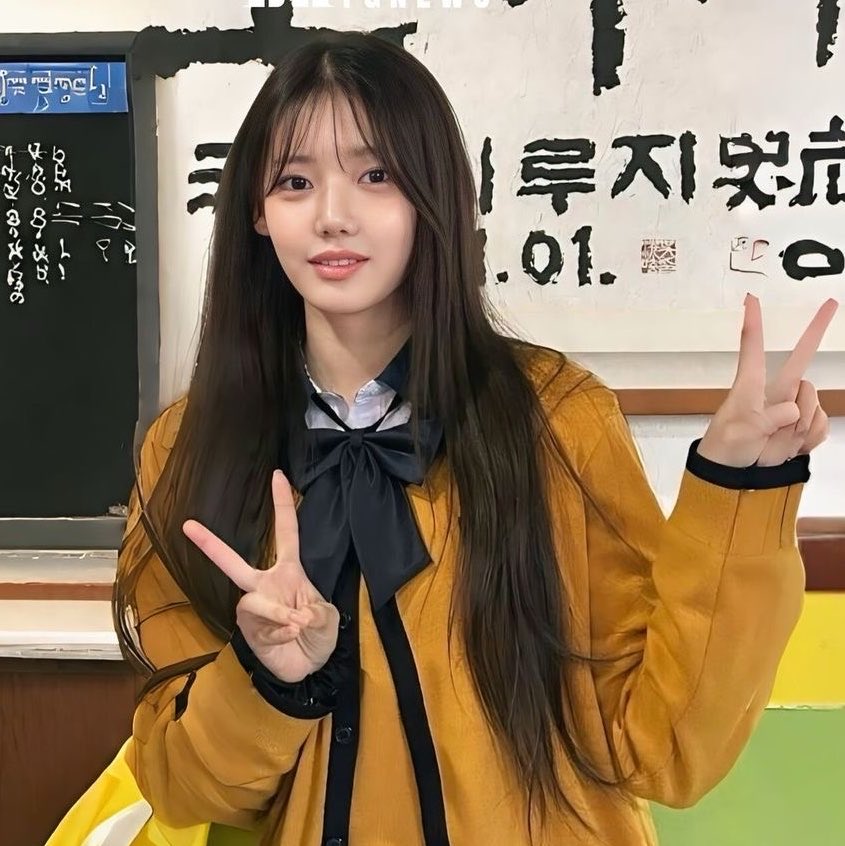jumean00lm's tweet photo. น้องโรร่าบอกว่าได้สมัครสอบซูนึง (CSAT) แล้วว 😭😭✨✨ ซึ่งเป็นการสอบที่สำคัญที่สุดในชีวิตของนักเรียนเกาหลีแล้ว เพราะเป็นการสอบเข้ามหาวิทยาลัยชั้นนำของประเทศ การสอบจะจัดขึ้นช่วงเดือนพฤศจิกายนของทุกปี การสอบซูนึงใช้เวลาการสอบถึง 8 ชั่วโมง (สอบ6วิชาหลัก) ซึ่งไม่ใช่ไอดอลทุกคน ที่จะเข้าสมัครสอบ อาจจะด้วยการตัดสินใจโฟกัสกับพาร์ทการเป็นศิลปิน หรือตารางงานที่หนัก 📝📝