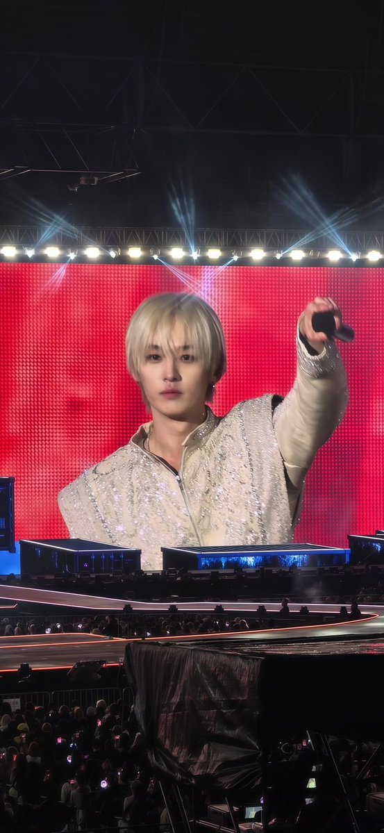 leeknowlover97's tweet photo. minho on the big screen… yeah thats something I will never recover from. https://t.co/ZihmuG8M8Z