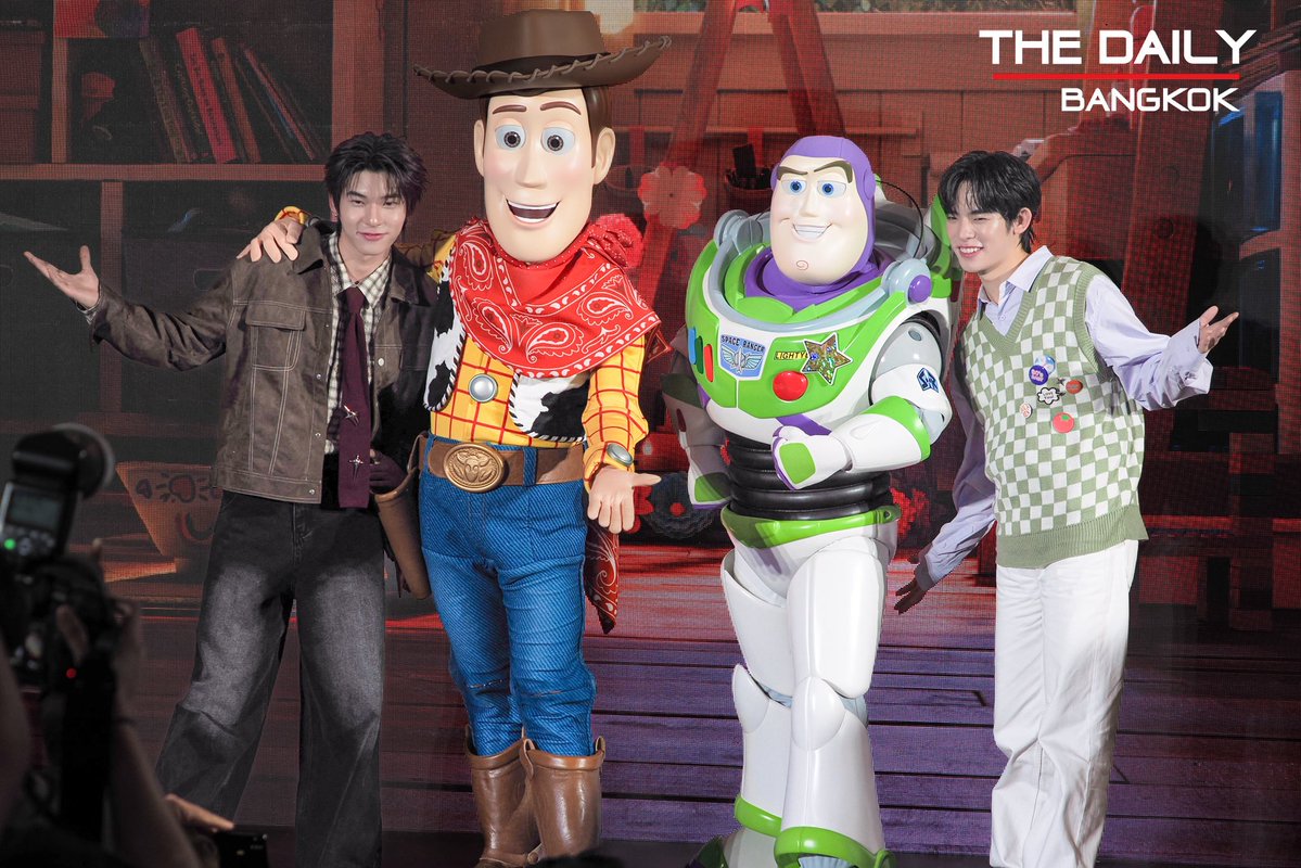 thedailybkk's tweet photo. โมเม้นสุดน่ารัก" ตี๋ตี๋-ป๋อ ร่วมถ่ายรูปกับ บัส ไลท์เยียร์ และวู๊ดดี้ ในงาน Disney Thailand Expo 2026 Opening Ceremony

TEETEEPOR DISNEY EXPO
#DTXxตี๋ตี๋ป๋อ 
#TeeteePor #ตี๋ตี๋ป๋อ
#twnpich #porsuppakarn  
#DTX2026 https://t.co/FoOprVCo5N