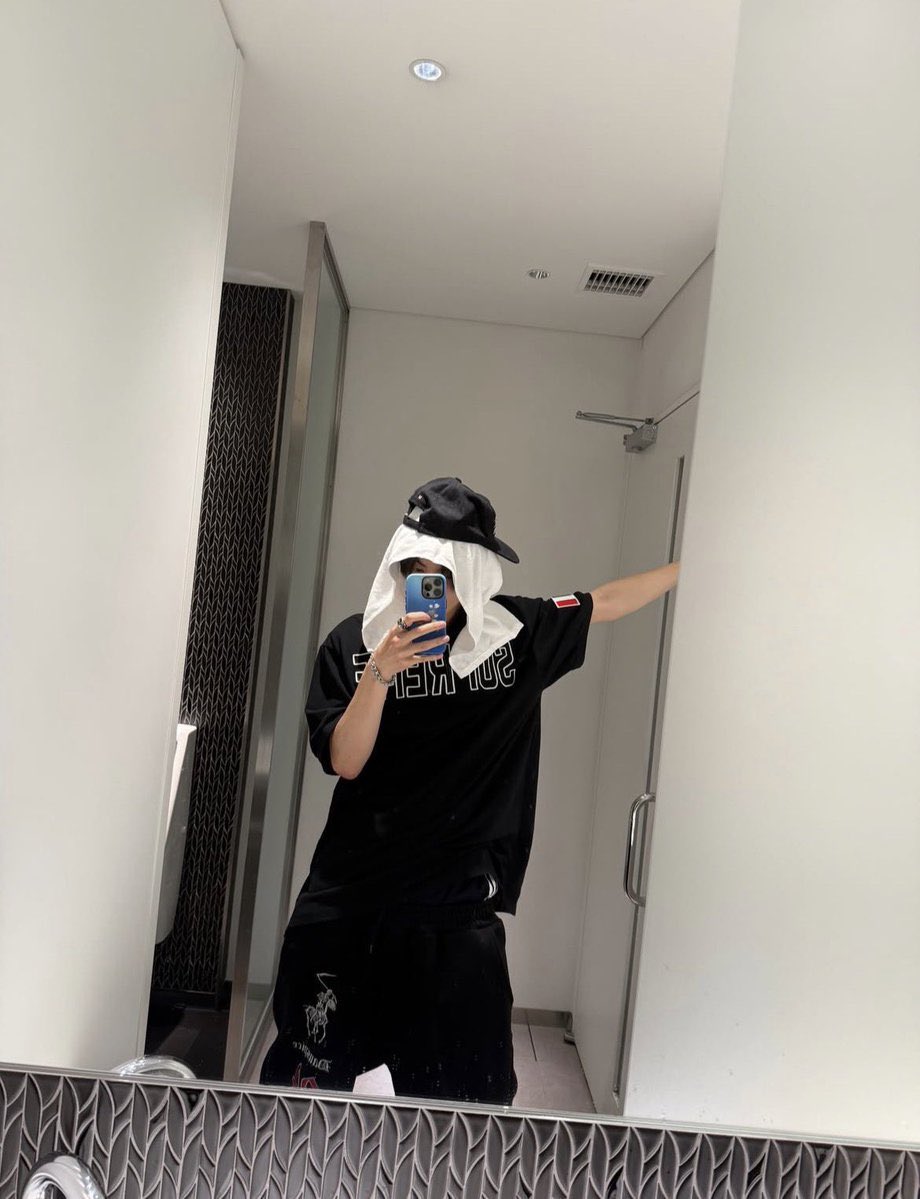 leehleoo's tweet photo. Just take one bite and go. https://t.co/VhvQjMIj0x